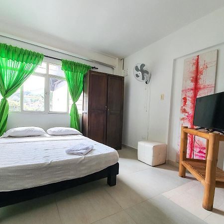 Hostal La Mercedes Street Кали Екстериор снимка