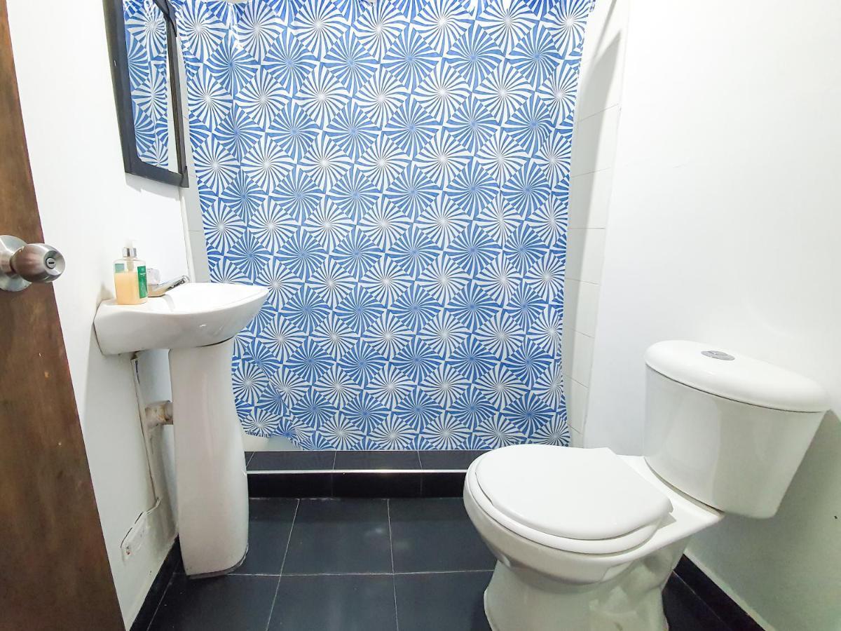 Hostal La Mercedes Street Кали Екстериор снимка