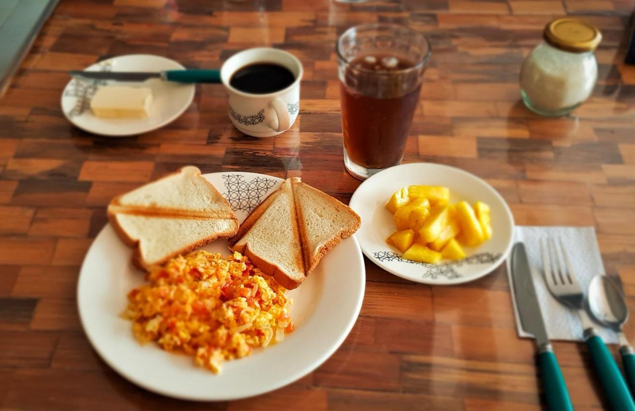 Hostal La Mercedes Street Кали Екстериор снимка
