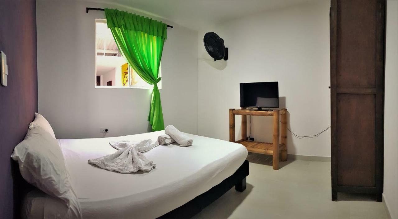 Hostal La Mercedes Street Кали Екстериор снимка