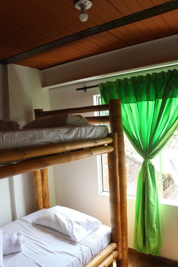 Hostal La Mercedes Street Кали Екстериор снимка
