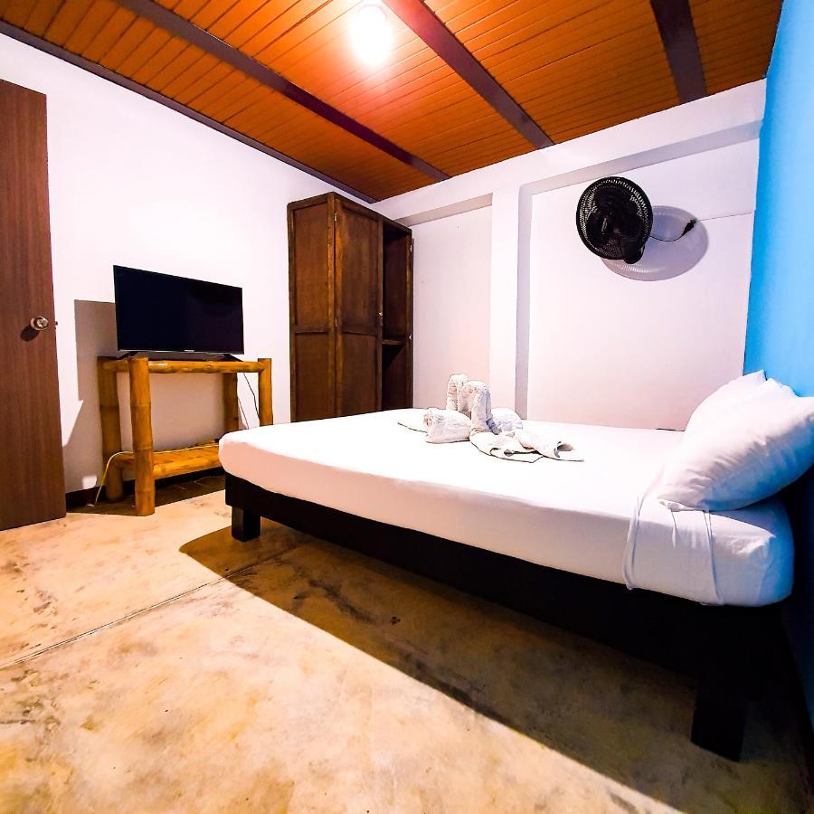 Hostal La Mercedes Street Кали Екстериор снимка
